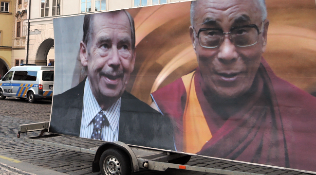 Čínského vůdce vítal i plakát s Havlem a dalajlámou. K Hradu však nedojel. Nebyl vpuštěn na Hradčanské náměstí